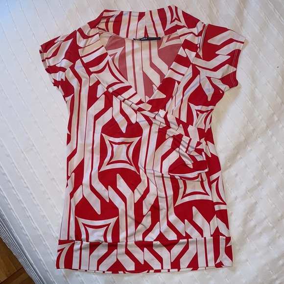 HKR collections | red and white motif v neck top | size M - Picture 2 of 4